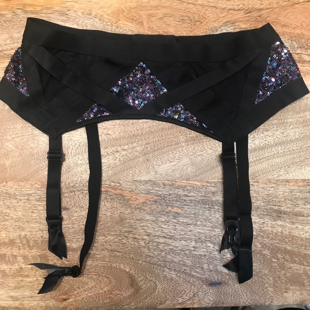 NWOT Victoria’s Secret garter size M/L